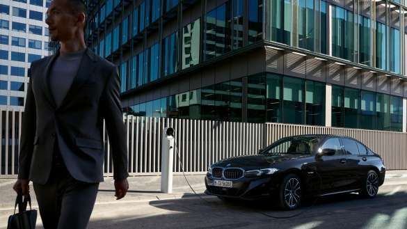 BMW 3er Limousine Plug-in-Hybrid G20 Dreiviertel-Seitenansicht ladend mit Model